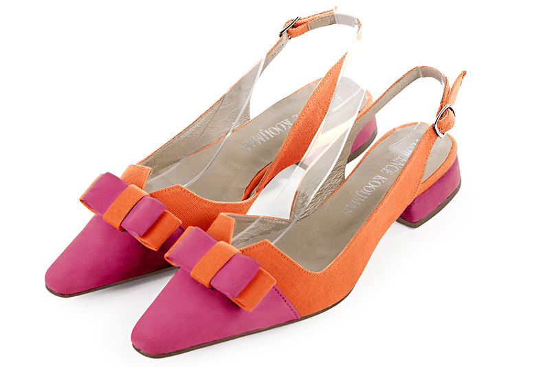 Fuschia pink and clementine orange women's open back shoes, with a knot. Tapered toe. Flat block heels. Front view - Florence KOOIJMAN